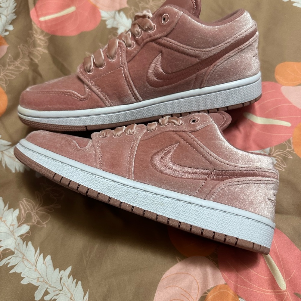 New Nike Jordan One Blush Velvet Womens Size 7